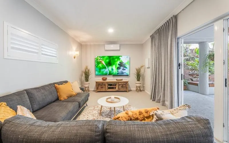 6 Bedroom Oasis In Burleigh Heads Gold Coast Australia